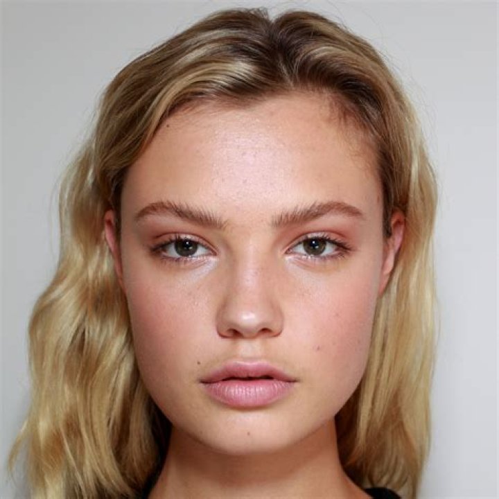 Sophie Cookson Serves Winter AW21's Best Beauty Looks To Copy For Christmas 2021