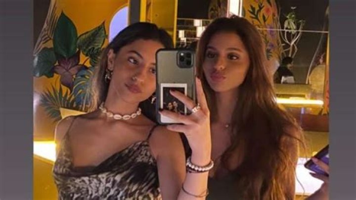 Suhana Khan slays as she poses for a mirror selfie with cousin Alia Chhiba – India TV