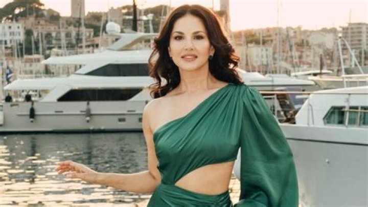 Sunny Leone chooses saree over bikini?