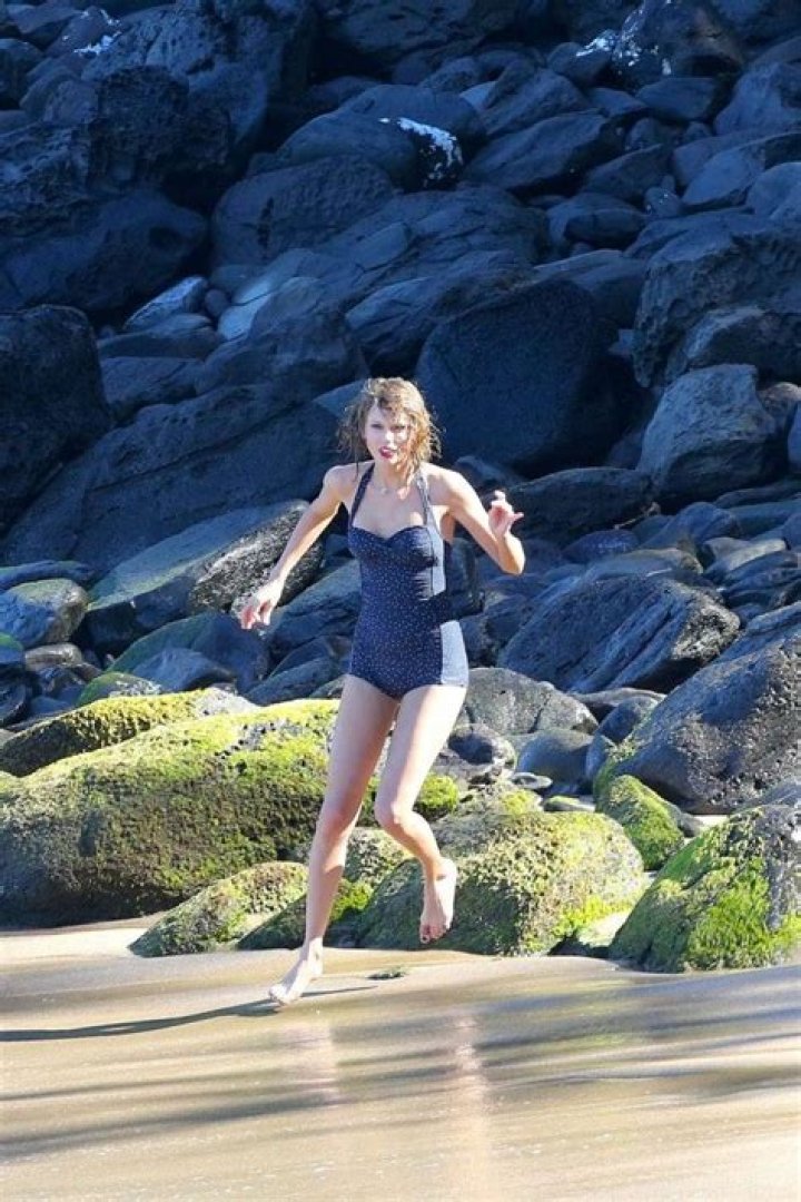 Taylor Swift's Stunning Bathing Suit Photos: A Closer Look At Summer Style
