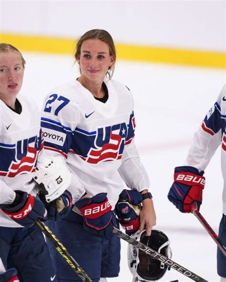 All-transgender hockey team takes the ice in Wisconsin