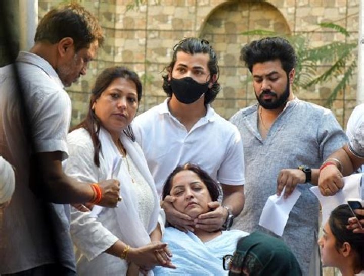 Mortal remains of 20-year-old actress reached home from JJ Hospital