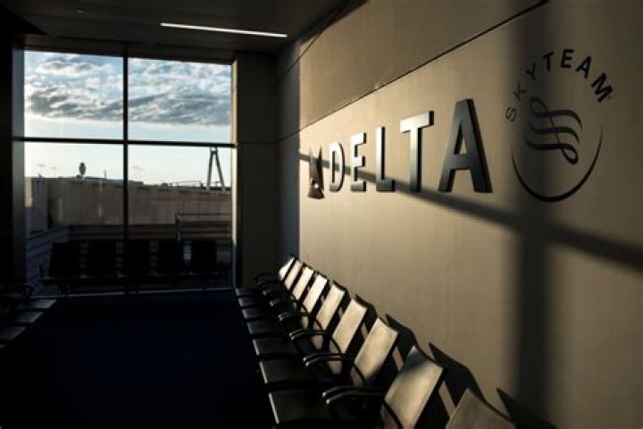 Video Of Woman Spraying Fire Extinguisher Inside Airport Viewed 2m Times