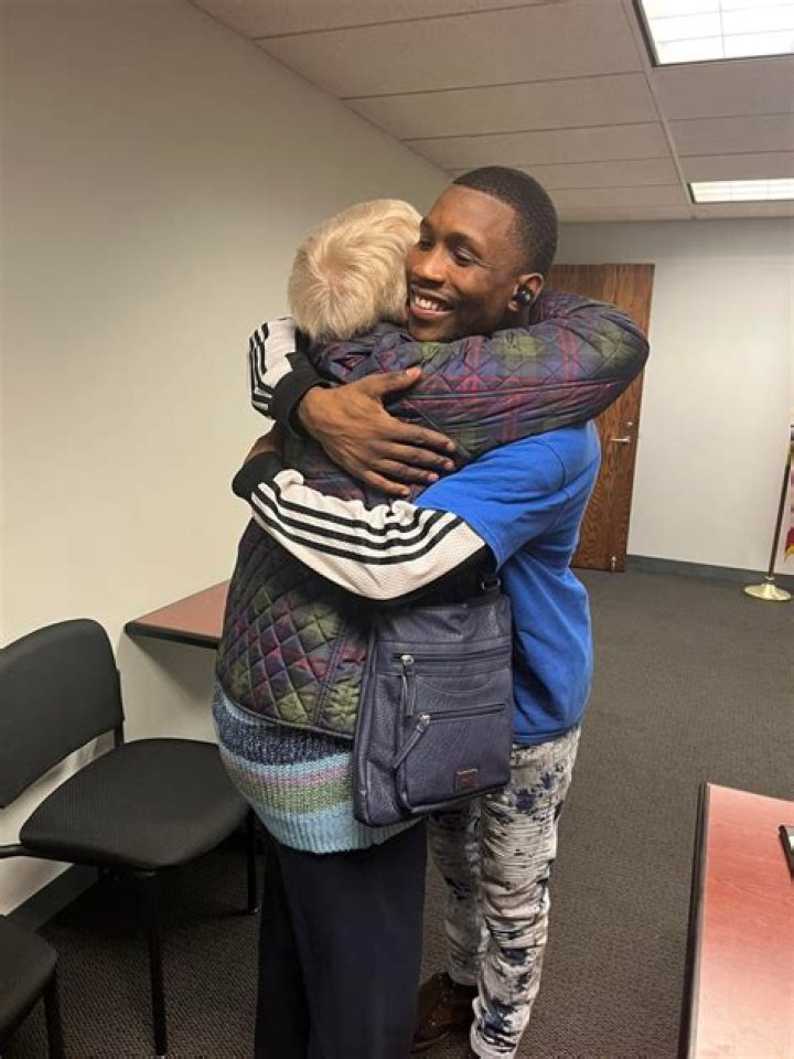 Video Shows 'Hero' Man Tackling and Punching Purse Thief Who Snatched Old Woman's Bag