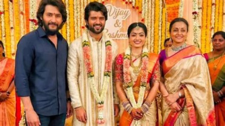 Vijay Deverakonda couldn't hide in Rashmika Mandanna's Insta LIVE? Fans 'spot' him in viral video