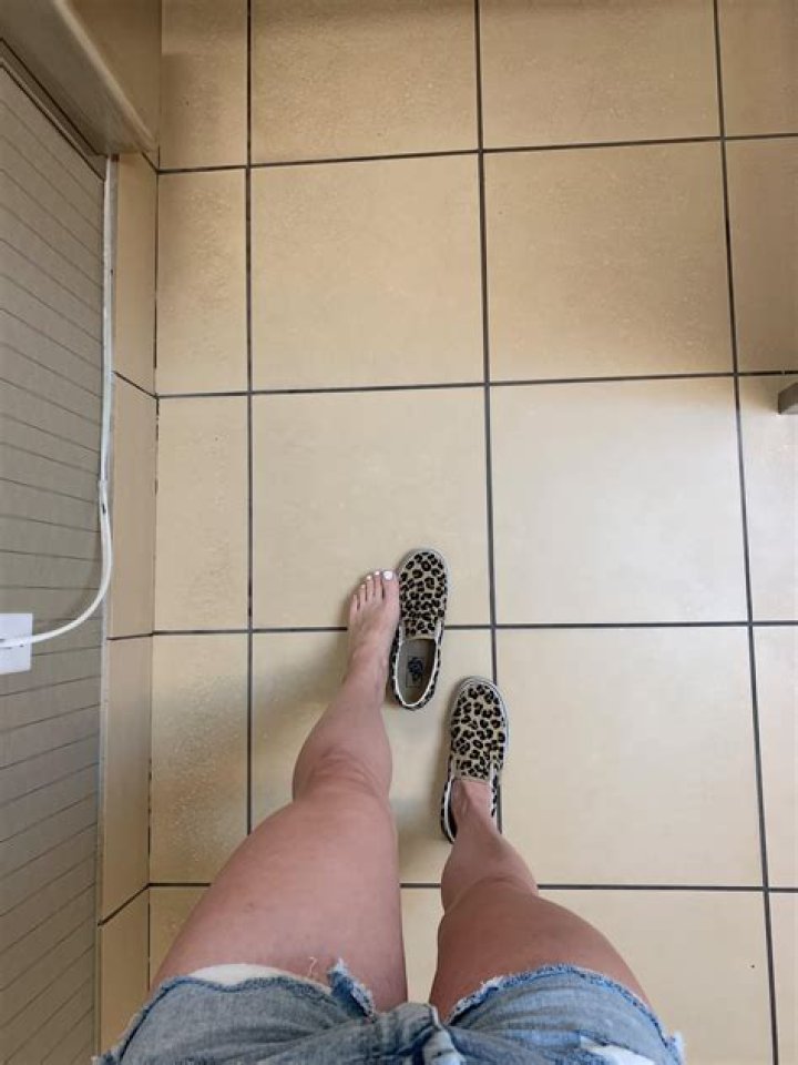 Fuming woman beats husband with slippers after she catches him with his lover in Agra hotel – India TV