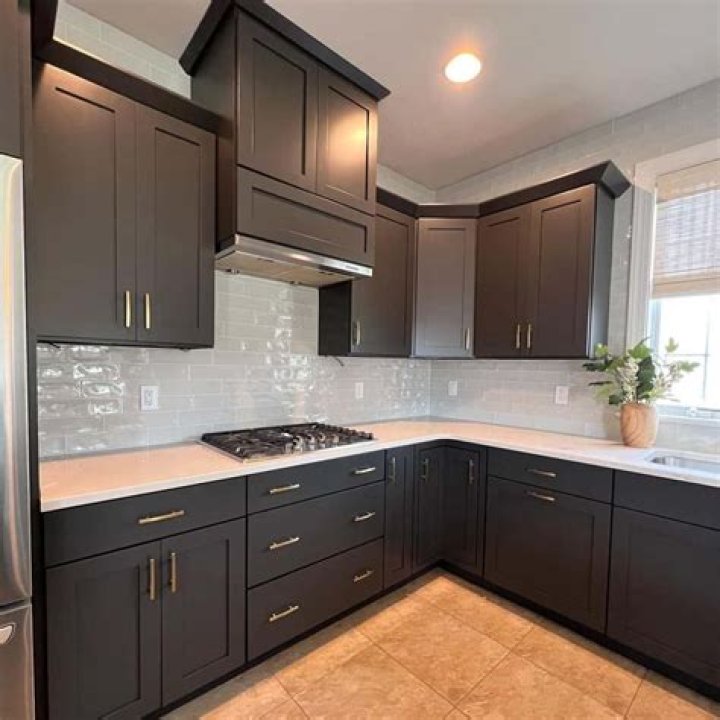 What Color Backsplash With Dark Cabinets