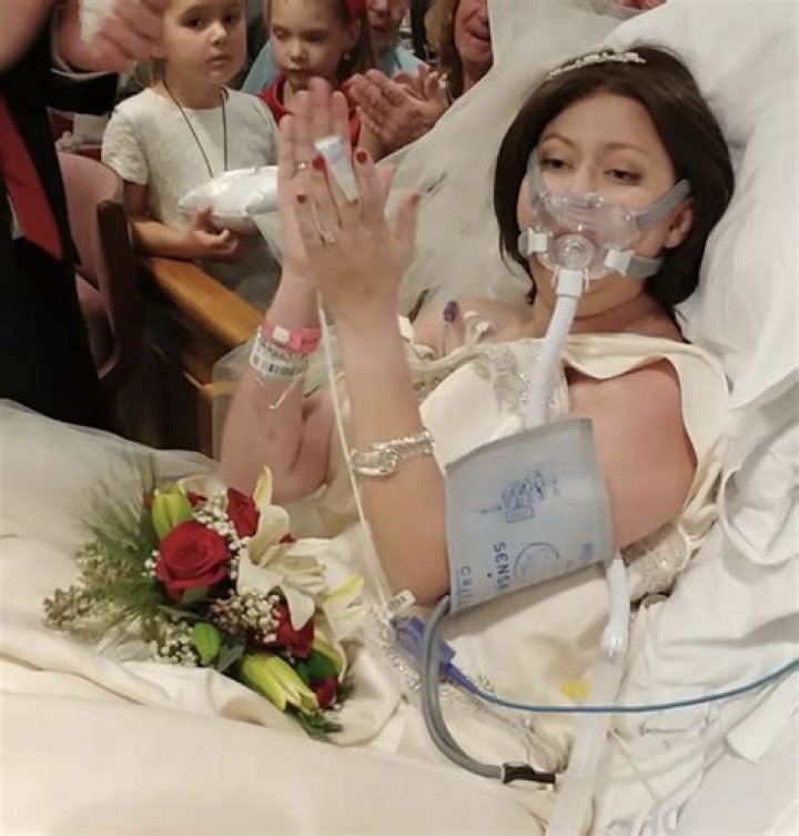 Woman with cancer gets married in hospital – 18 hours later, husband looks into her eyes and falls apart